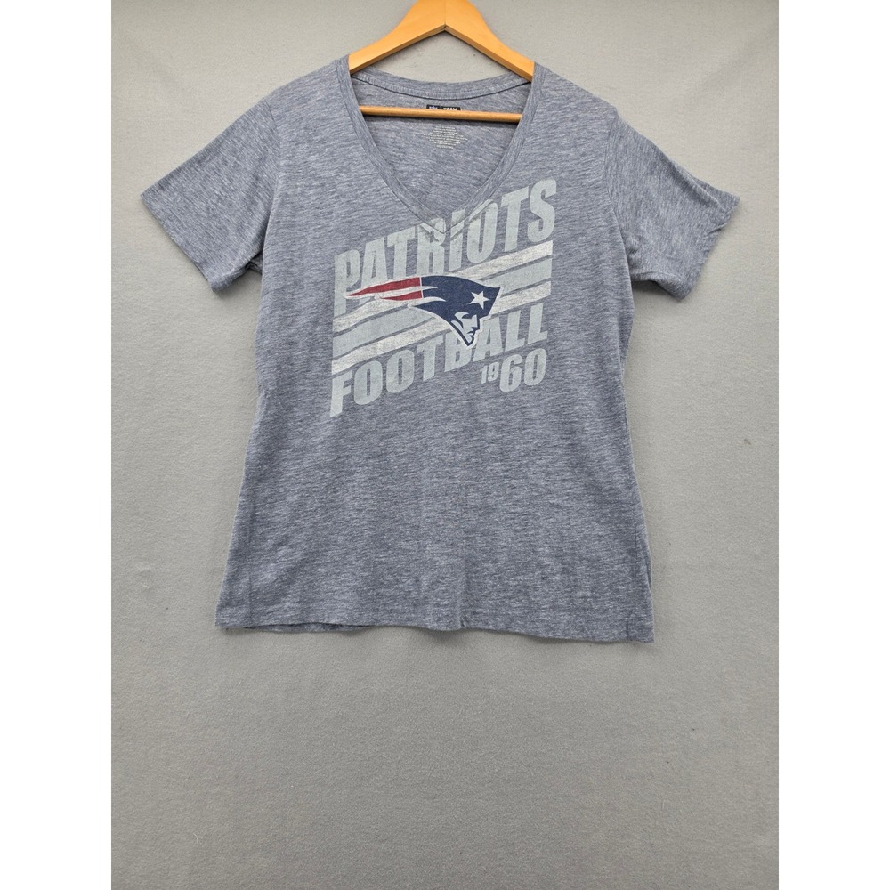 NFL New England Patriots Womens 2XL Gray V-Neck T-Shirt Football Graphic Tee